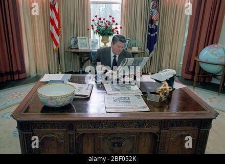 1/26/1981 il presidente Reagan di mangiare il pranzo alla sua scrivania in ufficio ovale Foto Stock