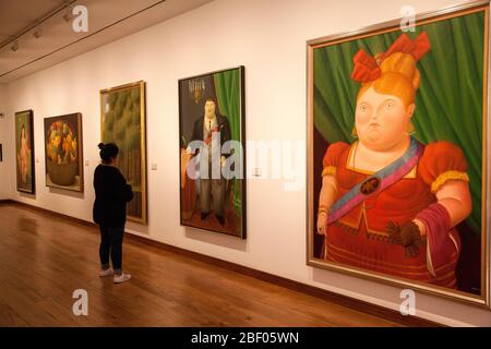 Ammirando la dama la primera, dipinto di First Lady di Botero in una galleria del Museo Botero, noto anche come Museo Botero, Bogotá, Colombia. Foto Stock