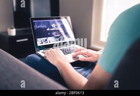 Test di un nuovo sito Web reattivo. Grafica freelance e web designer che lavorano da casa. Sviluppo UI e UX. Sviluppatore creativo. Foto Stock