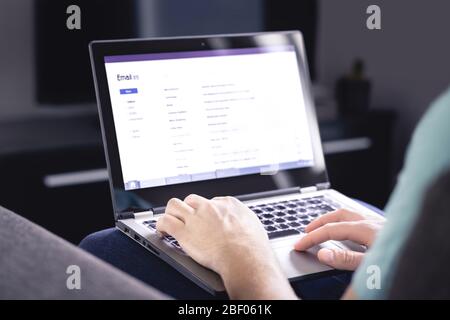 Posta in arrivo e-mail sullo schermo del notebook. Elenco dei messaggi. Uomo che controlla e mail ricevute. Spam, posta indesiderata e marketing digitale. Leggere, rispondere o inoltrare i messaggi. Foto Stock