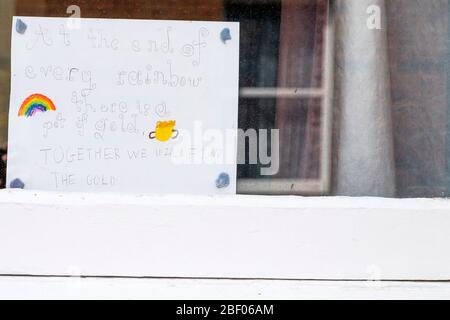 Chippenham, Wiltshire UK, 16 aprile 2020. Con la nazione dovuta ancora una volta a fare applaudire per mostrare il loro sostegno per l'NHS stasera, un disegno infantile di un arcobaleno (un simbolo di sostegno per le persone che vogliono mostrare solidarietà con i lavoratori NHS) è illustrato in una finestra frontale di una casa a Chippenham, Wiltshire. Credit: Lynchpics/Alamy Live News Foto Stock