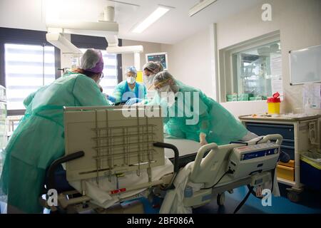 Ospedale di la Roche-sur-Yon (Francia occidentale) il 6 aprile 2020: Personale medico in terapia intensiva che si prende cura dei pazienti affetti da Covid19. Restrizione: cor Foto Stock