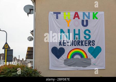 Southend-on-Sea, Regno Unito. 16 Apr 2020. Un grazie banner sul lato di una casa vicino al lungomare a Southend. Un ringraziamento a messaggi a Southend, ai principali lavoratori durante la pandemia di coronavirus. Penelope Barritt/Alamy Live News Foto Stock