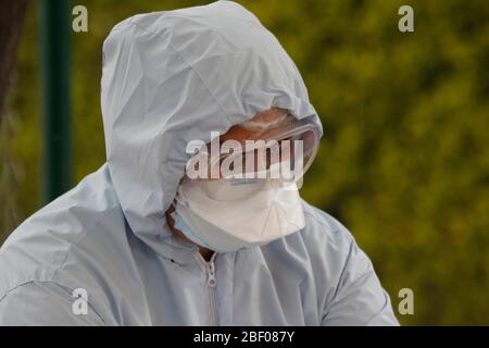 Kathmandu, Nepal. 16 Apr 2020. Un operatore sanitario vestito con un equipaggiamento protettivo è illustrato vicino ad una stazione di test del sangue COVID-19 rapida a Kathmandu, Nepal, Giovedi, 16 aprile 2020. Il Nepal è ora al giorno 24 del blocco imposto dal governo, tra le preoccupazioni per la diffusione dell'epidemia di coronavirus (COVID-19). Credit: Dipen Shrestha/ZUMA Wire/Alamy Live News Foto Stock