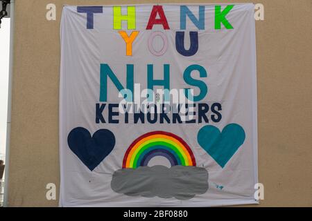 Southend-on-Sea, Regno Unito. 16 Apr 2020. Un grazie banner sul lato di una casa vicino al lungomare a Southend. Un ringraziamento a messaggi a Southend, ai principali lavoratori durante la pandemia di coronavirus. Penelope Barritt/Alamy Live News Foto Stock