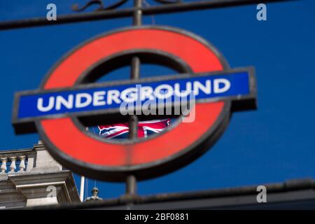 Union Jack che vola sul HM Revenue & Customs Building, 100 Parliament St, Westminster, con un cartello della metropolitana. Londra, Regno Unito. 21 Mar 2017 Foto Stock