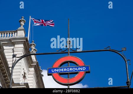 Union Jack che vola sul HM Revenue & Customs Building, 100 Parliament St, Westminster, con un cartello della metropolitana. Londra, Regno Unito. 21 Mar 2017 Foto Stock
