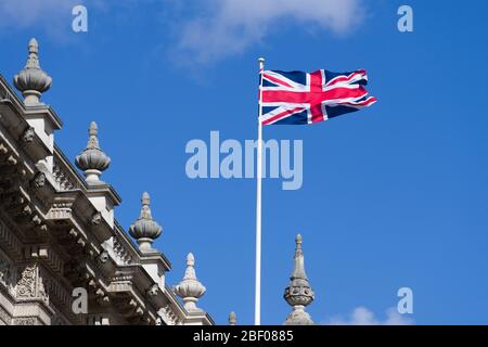 Union Jack che vola sul, Foreign Office Building, Whitehall, Westminster. Londra. L'Ufficio degli Esteri e del Commonwealth (FCO), comunemente chiamato F Foto Stock