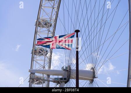 Union Jack vola di fronte al London Eye, Londra, Regno Unito. 21 Mar 2017 Foto Stock