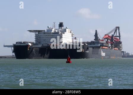 La nave da gru pionieristica Spirit entrerà nel porto di Rotterdam il 12 marzo 2020. Foto Stock