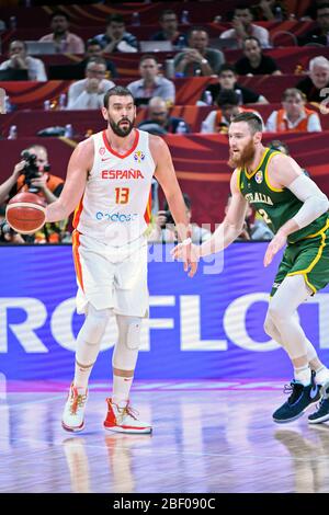 Marc Gasol (Spagna) e Aaron Baynes (Australia). FIBA Basketball World Cup Cina 2019, Semifinali Foto Stock