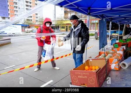 Dieppe (Francia settentrionale) il 2 marzo 2020: Focolaio di coronavirus e quarantena. Mercato ancora autorizzato nel distretto di Neuville-ls-Dieppe Foto Stock