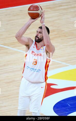 Marc Gasol (Spagna) segna contro l'Australia. FIBA Basketball World Cup Cina 2019, Semifinali Foto Stock