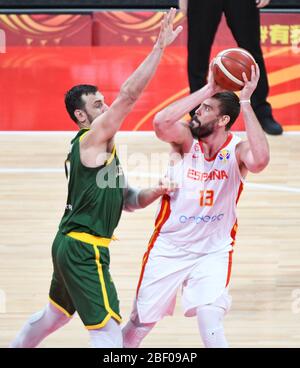 Marc Gasol (Spagna) contro Andrew Bogut (Australia). FIBA Basketball World Cup Cina 2019, Semifinali Foto Stock