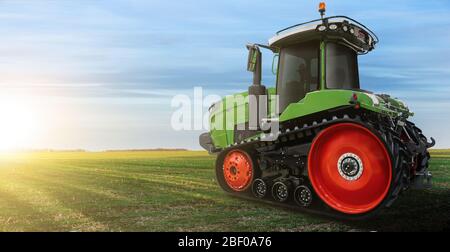Vista laterale del trattore agricolo cingolato in gomma. Foto Stock
