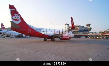 BERLINO, GERMANIA - 06 LUGLIO 2015: Parcheggio Air Berlin Boeing 737 presso il piazzale dell'aeroporto di Tegel. La base di Air Berlin è l'aeroporto di Tegel. Foto Stock