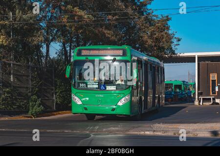 SANTIAGO, CILE - MARZO 2017: Un autobus Transantiago a Santiago Foto Stock