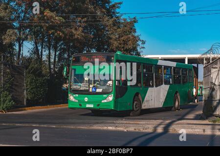 SANTIAGO, CILE - MARZO 2017: Un autobus Transantiago a Santiago Foto Stock