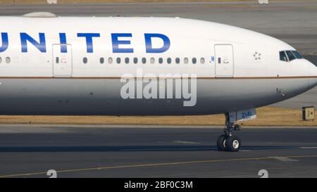 Boeing 777 United Airlines su Hong Kong Foto Stock