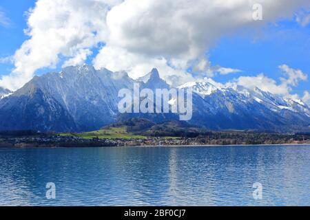 Vista sulle Alpi Bernesi da Oberhofen, situato sulla riva settentrionale del Lago Thun. Svizzera, Europa. Foto Stock