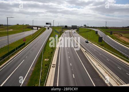 PIC DI GEOFF ROBINSON FOTOGRAFIA 07976 880732. La foto datata aprile 13 mostra la strada principale A1 a Huntingdon in Cambridgeshire su Bank Holiday Lunedi pranzo come la maggior parte delle persone rimanere a casa e lasciare le strade vuote. Le strade attraverso la Gran Bretagna sono state vuote oggi sulla Pasqua Bank Holiday Lunedi (Lunedi), come il blocco continua a contribuire a fermare la diffusione del coronavirus. L'anno scorso, durante il weekend di Pasqua in occasione delle festività, sono stati effettuati 12 milioni di viaggi in auto, ma oggi la strada principale A1 a Huntingdon a Cambridgeshire è stata deserta. Le vacanze di Pasqua sono tradizionalmente un momento di ottenere-via ma quest'anno il g Foto Stock