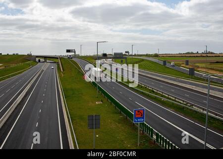 PIC DI GEOFF ROBINSON FOTOGRAFIA 07976 880732. La foto datata aprile 13 mostra la strada principale A1 a Huntingdon in Cambridgeshire su Bank Holiday Lunedi pranzo come la maggior parte delle persone rimanere a casa e lasciare le strade vuote. Le strade attraverso la Gran Bretagna sono state vuote oggi sulla Pasqua Bank Holiday Lunedi (Lunedi), come il blocco continua a contribuire a fermare la diffusione del coronavirus. L'anno scorso, durante il weekend di Pasqua in occasione delle festività, sono stati effettuati 12 milioni di viaggi in auto, ma oggi la strada principale A1 a Huntingdon a Cambridgeshire è stata deserta. Le vacanze di Pasqua sono tradizionalmente un momento di ottenere-via ma quest'anno il g Foto Stock