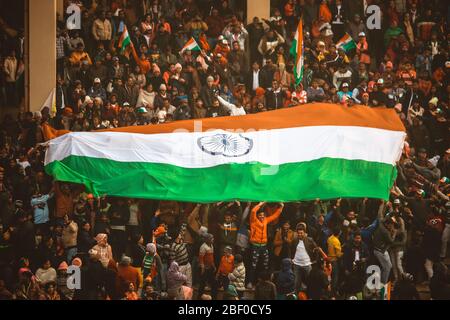 La gente indiana fa un'onda messicana al complesso di confine di Wagha, Amritsar Foto Stock