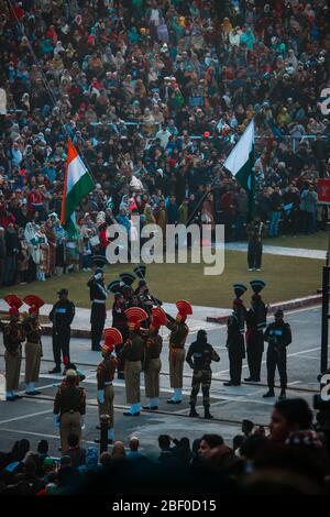 Esercito indiano & Pakistan Army cambiare bandiera al confine di Wagha, Amritsar. Foto Stock