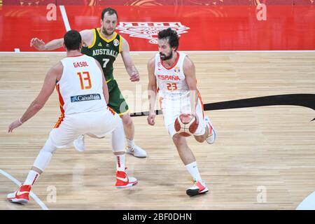 Sergio di Lullo (Spagna) vs. Australia. Pallacanestro FIBA World Cup Cina 2019, Semifinali Foto Stock