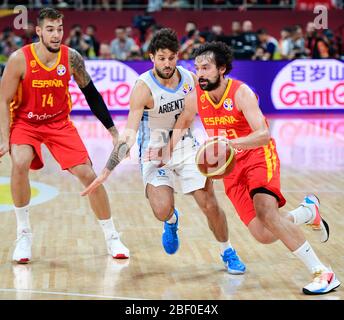 Sergio di Lullo (Spagna) e Nicolás Laprovittola (Argentina). Pallacanestro FIBA World Cup Cina 2019, gioco finale Foto Stock