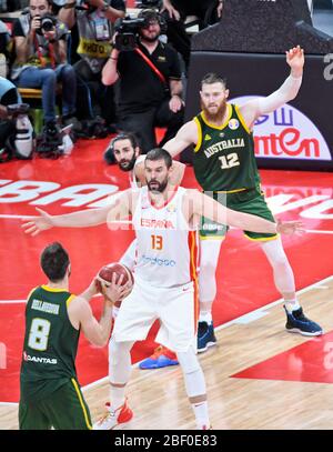 Mathew Dellavedova che vuole passare ad Aaron Baynes (Australia), difeso da Ricky Rubio e Marc Gasol. Spagna. FIBA Basketball World Cup Cina 2019 Foto Stock