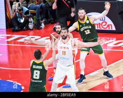 Mathew Dellavedova che vuole passare ad Aaron Baynes (Australia), difeso da Ricky Rubio e Marc Gasol. Spagna. FIBA Basketball World Cup Cina 2019 Foto Stock