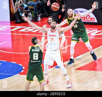 Mathew Dellavedova che vuole passare ad Aaron Baynes (Australia), difeso da Ricky Rubio e Marc Gasol. Spagna. FIBA Basketball World Cup Cina 2019 Foto Stock