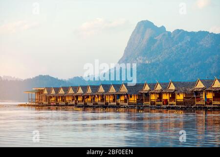 Bungalow galleggianti al Parco Nazionale di Khao Sok con lago Cheow LAN e montagne all'alba, Thailandia. Foto Stock