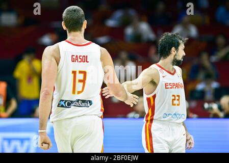 Marc Gasol e Sergio Lullo (Spagna) contro Italia. FIBA Basketball World Cup Cina 2019, Semifinali Foto Stock