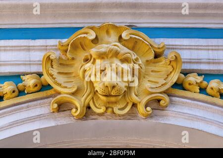 San Pietroburgo, Russia, estate 2019: Tsarskoye Selo, bassorilievo sotto forma di testa di leone sull’ala di servizio del Palazzo di Caterina Foto Stock