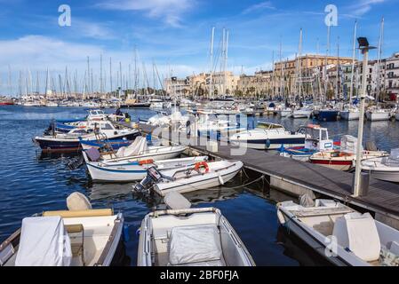Barche nella zona di la Cala del Porto di Palermo città del Sud Italia, la capitale della regione autonoma della Sicilia Foto Stock