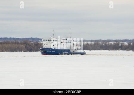 Aprile 2020 - Tsenovets. Il lavoro di rompighiaccio durante la deriva del ghiaccio. Alluvione di primavera in Russia. Russia, regione di Arkhangelsk Foto Stock