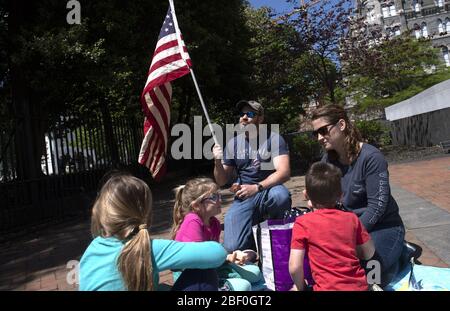 Washington, Stati Uniti. 16 Apr 2020. Persone con il gruppo riaprire Virginia tenere un pic-nic di protesta che chiede la fine del soggiorno Virginia a casa ordine messo in atto per limitare la diffusione di COVID-19, sui terreni del Campidoglio della Virginia a Richmond, Giovedi, 16 aprile 2020. Il gruppo sta chiamando Gov. Ralph Northam concluderà l'ordine esecutivo 53 con divieti di oltre 10. Foto Kevin Dietsch/UPI Credit: UPI/Alamy Live News Foto Stock