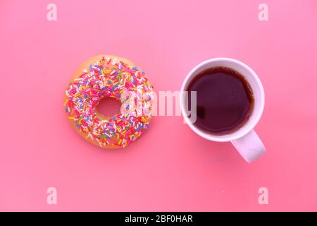 vista ad angolo alto di ciambelle e caffè sul tavolo. Foto Stock