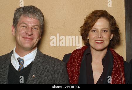 Sigourney Weaver & marito Jim Simpson a una proiezione del film 'The Guys' - in cui lei è protagonista - al teatro Bourse Ritz a Philadelphia, Pa. 01/29/2003. Il film è stato diretto da Simpson e racconta la storia di un capitano del fuoco che perde 8 uomini nel crollo del World Trade Center tragedia il 11 settembre. Credito: Scott Weiner/MediaPunch Foto Stock