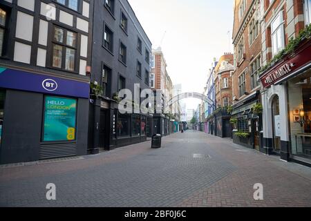 Londra, Regno Unito - 16 Apr 2020: La destinazione turistica e dello shopping Carnaby Street si trova deserta durante il blocco di pandemia di coronavirus Covid-19. Foto Stock