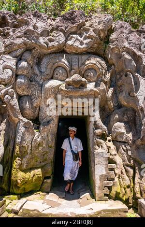 Vista verticale della grotta degli elefanti a Bali, Indonesia. Foto Stock