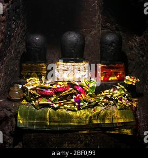 Vista quadrata dell'altare all'interno della grotta degli elefanti a Bali, Indonesia. Foto Stock