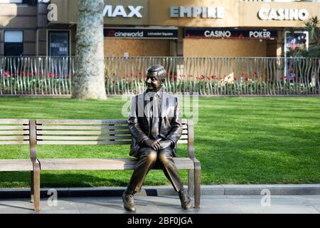 Londra, Regno Unito - 16 Apr 2020: Una statua di MR Bean di fronte a un imbarazzato Empire Leicester Square, chiuso durante il blocco pandemico del coronavirus Covid-19. Foto Stock