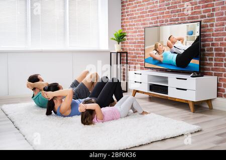 Fit Famiglia facendo Home Online Fitness esercizio Foto Stock