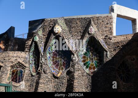 Santa Coloma de Cervello, Spagna - 15 gennaio 2019: Chiesa di Colonia Guell Foto Stock