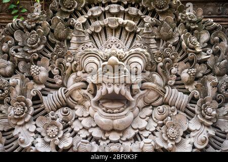 Primo piano orizzontale di una scultura di Bhoma al palazzo di Ubud a Bali, Indonesia. Foto Stock