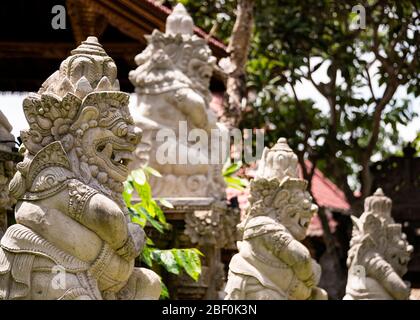 Primo piano orizzontale di statue decorative al palazzo Ubud di Bali, Indonesia. Foto Stock