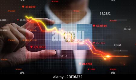 Grafico che cade in giù davanti alla bandiera del Guatemala. Concetto di crisi Foto Stock